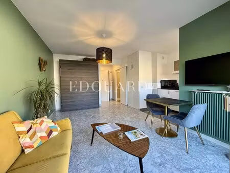 en plein centre de menton  à vendre studio entièrement rénové avec joli balcon exposé sud-