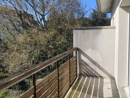 t2 lumineux de 49 m² – balcon  parking  calme – à 10 min d