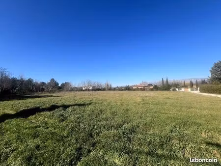 terrain à bâtir à trets