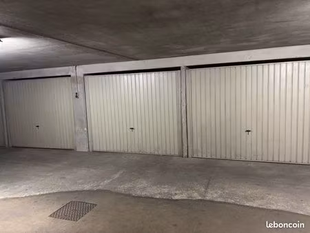 location box/ parking fermé