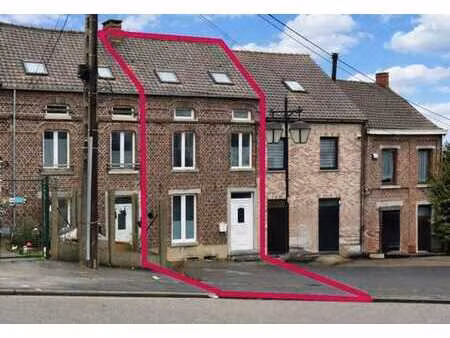 maison de ± 90 m²  3 chambres  sdb  salle d'eau  terrasse.