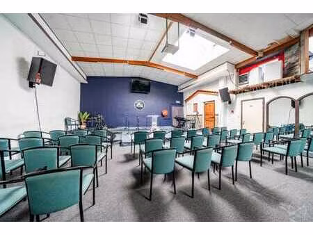 rdc commercial spacieux offrant de nombreuses possibilités