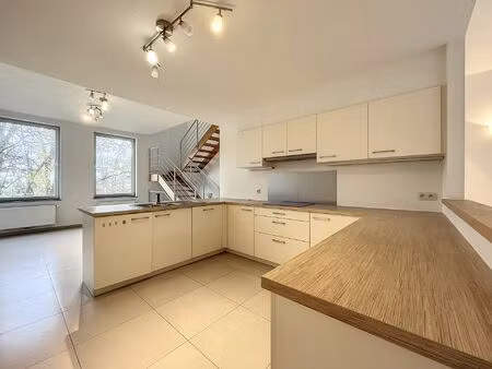 triplex à louer avec terrasse et 4 chambres   woluwe-saint-lambert (vbd69799)