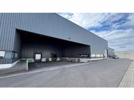 entrepôt avec quais de chargement et bureau à louer à malle
