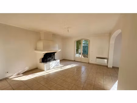 location maison 4 pièces 95 m² à aix-en-provence (13090)  1 900 €