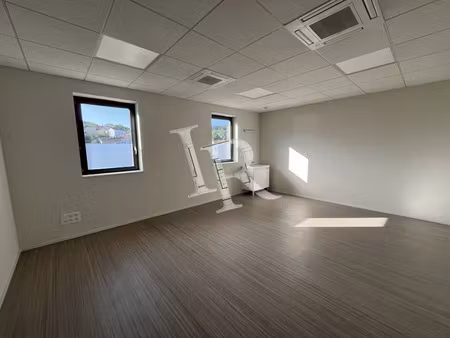 location locaux professionnels 23 m² à le puy-en-velay (43000)  475 €