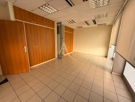 location locaux professionnels 104 m² à carcassonne (11000)  1 020 €