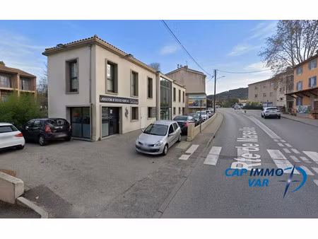location locaux professionnels 2 pièces 23 m² à le beausset (83330)  820 €