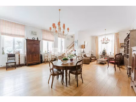 maison bourgeoise semi plain pied  235 m²  6 ch  jardin