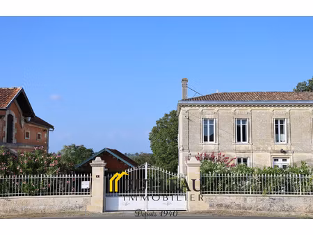 propriété de charme avec piscine  vue sur les vignes et la g