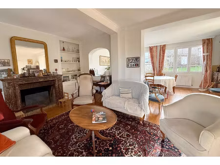maison de caractère avec jardin  garage et dépendance