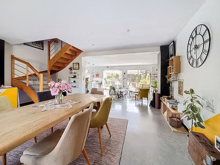 maison ancienne rénovée à vendre à sainte-gemmes-sur-loire - belle pièce de vie lumineuse 