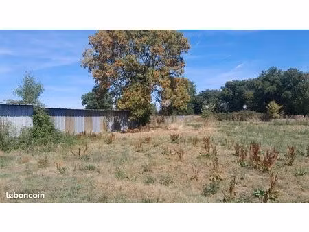 terrain 7700 m2 avec bâtiment 100m2 et eau