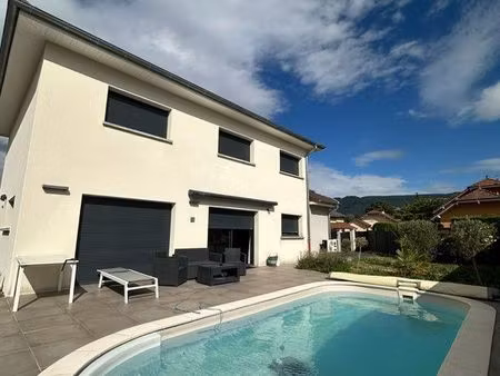 location villa récente entièrement meublée avec piscine de 152 m2 sur un terrain clos et a