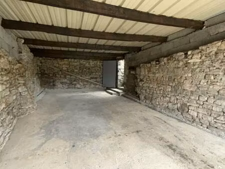 a vendre  grand garage avec jardinet clôturé.