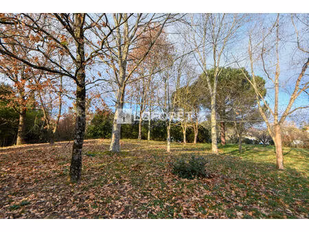 terrain constructible au coeur du village de parisot