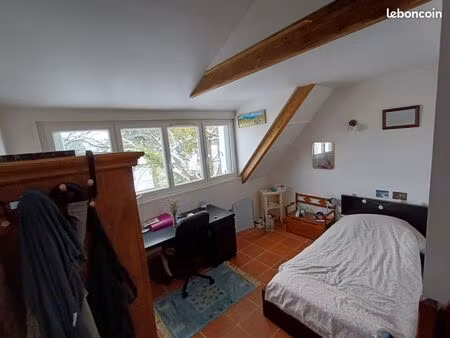 chambre meublée dans une maison