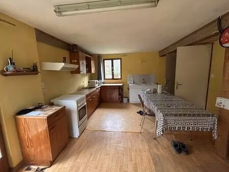 bâtiment comprenant un logement 3 pièces de 81 m2 + 2 locaux de 365 m2