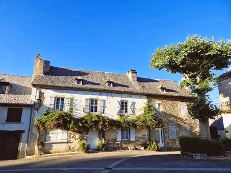 charmante propriété de village avec maison indépendante et dépendances