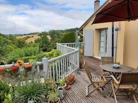 charmante propriété de 2 chambres et 2 salles de bains à aubeterre  avec vue exceptionnell