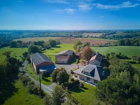 ensemble de deux maisons habitables  des dépendances  du terrain et des bois