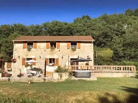 deux belles maisons dans un environnement pittoresque