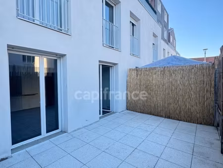 super studio lumineux de 32 m² à vendre avec une grande terrasse de 17 m² et un parking à 