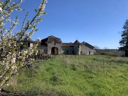 château et dépendances avec cour centrale
