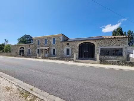 spacieuse ferme offrant quatre chambres sur 8800m² de jardin