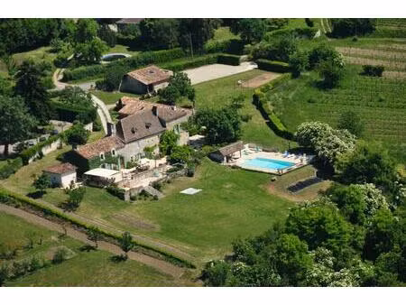 manoir entre bergerac et saint émilion avec gîtes  piscine chauffée et vues panoramiques