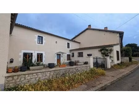 charmante maison de village offrant 4 chambres à saulgé