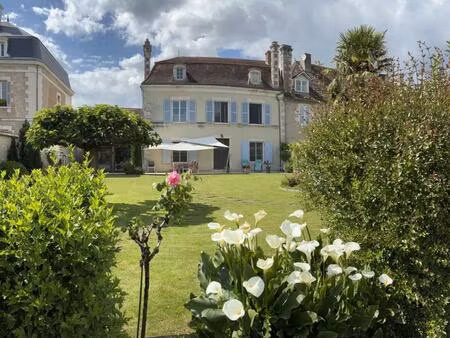élégant manoir en bord de rivière  au cœur de saint-savin