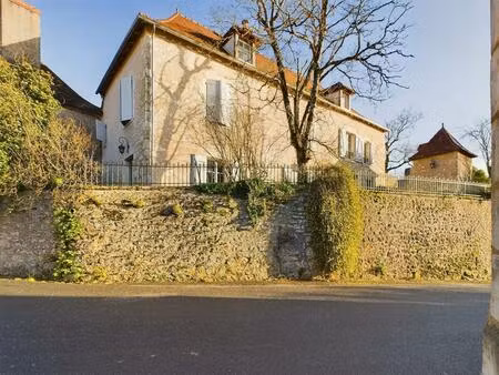 propriété offrant de belles prestations dans l'un des plus beaux villages de france