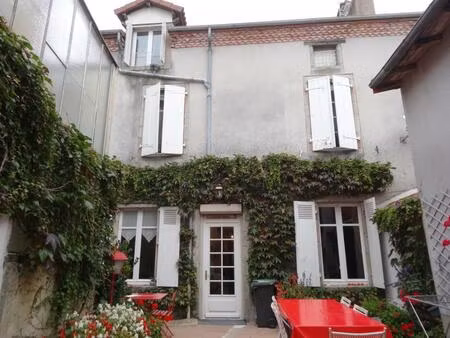 grande maison de ville avec potentiel pour une chambre d'hôtes