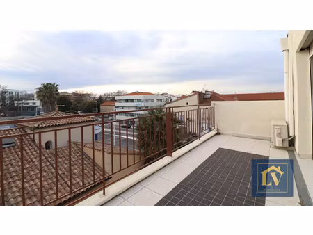 a vendre appartement duplex de 5 pièces avec terrasse et place de stationnement