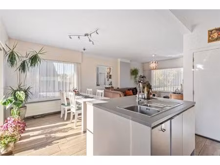 volledig gerenoveerde  perfect instapklare woning op mooi perceel!