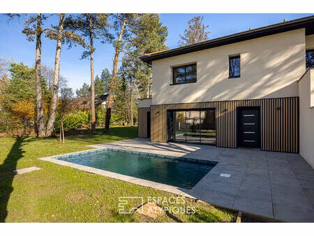 maison moderne avec piscine proche du centre-ville.