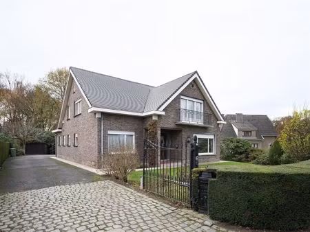 ruime gezinswoning met vier slaapkamers en tuin in drongen.