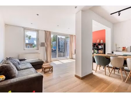 instapklare  volledig gerenoveerde woning met 3 kamers