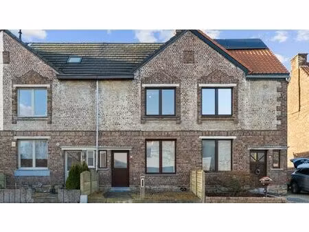 volledig gerenoveerde woning met 3 slaapkamers en tuin.