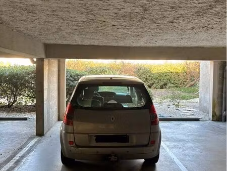 place de parking couverte et sécurisée