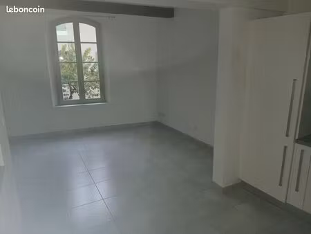 appartement climatisé à deux pas de la place aux herbes