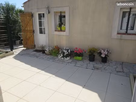 t 2 meublé terrasse  parking extérieur  calme