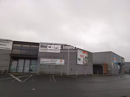 location local commercial 928m²