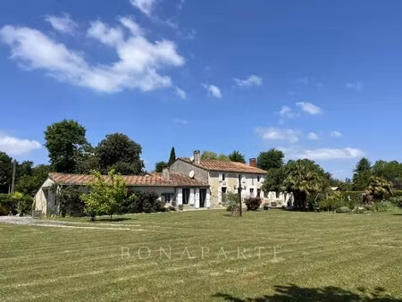 ancienne longère et dépendances sur plus d'un hectare de jardins et parc boisé à 10 minute