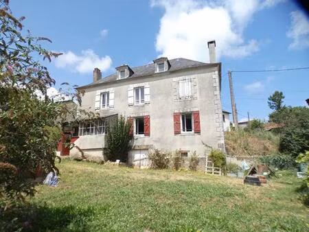 maison avec 3 chambres entièrement rénovée  grange et four à pain
