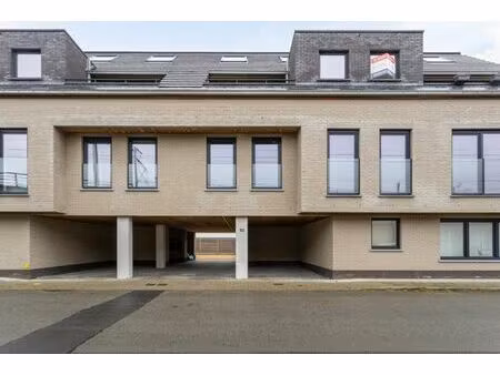 app (113m2)  met terras en overdekte parkeerpl.