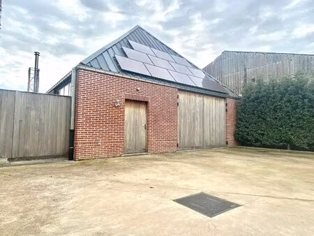 stockage / opslagplaats van +-136 m² met bijhorende koer.
