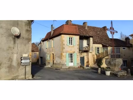située dans un petit village avec école  jolie maison de bourg d