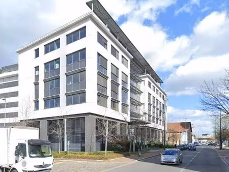 location local professionnel 10 392m²